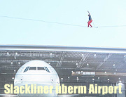 Slackliner Lukas Irmler zeigte sein Können unter dem Dach des MAC.  Spektakulärer Balanceakt des weltbesten Slackliners am 23.08.2015  (©Foto: Ingrid Grossmann)